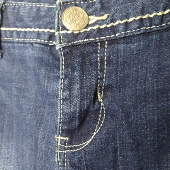 Maurices original dark wash denim capris zip button close. Size 5/6 - Picture 3 of 12